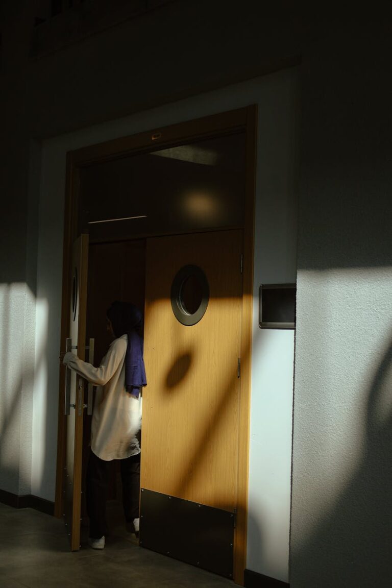 Zukunftsweisendes Interieur: Nachhaltige Materialien und Technologie im Einklang