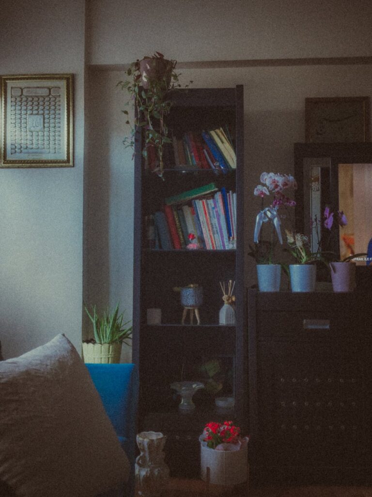 Thermoaktive Möbel mit Salz-PCM: Unsichtbare Wärmespeicher im Bücherregal für 24‑Stunden‑Komfort