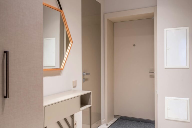 Speichermöbel 2.0: Lehm- und PCM-Paneele, die Räume leise kühlen und heizen